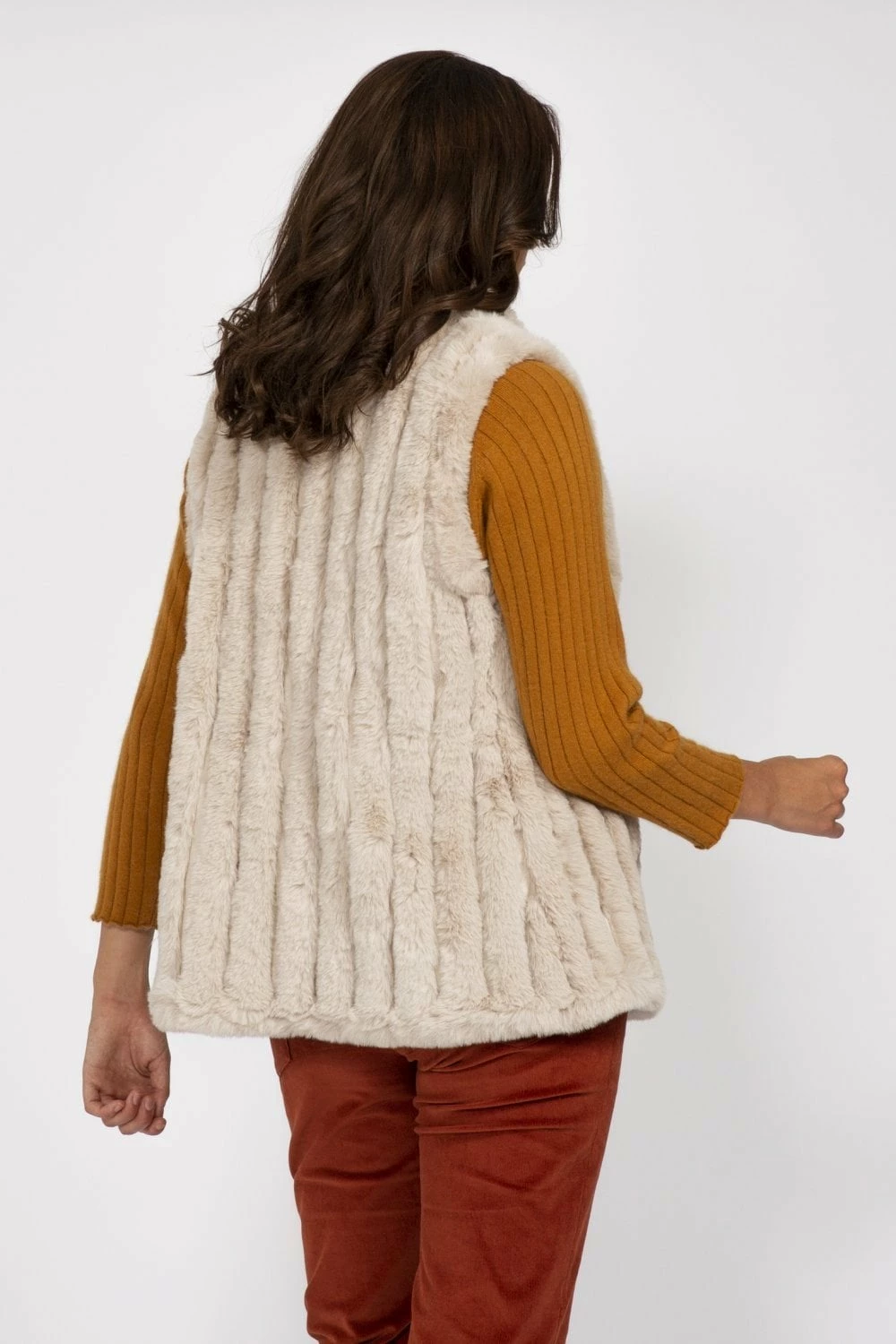 JAYLEY White Faux Fur Gilet - Image 3